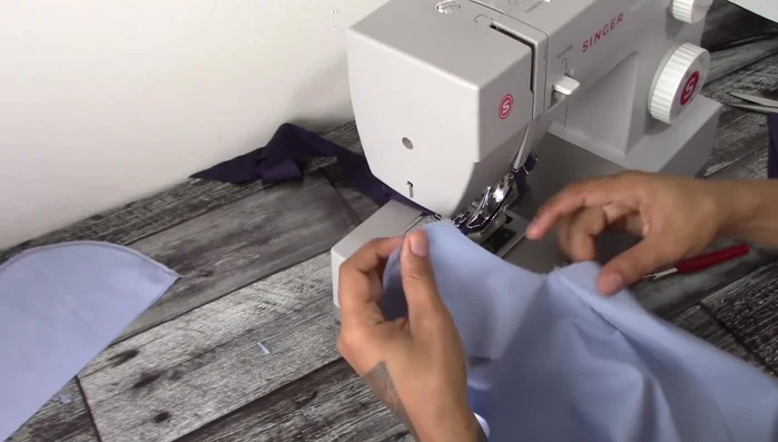 Colocar sesgo en la curva de las patitas de la capucha.