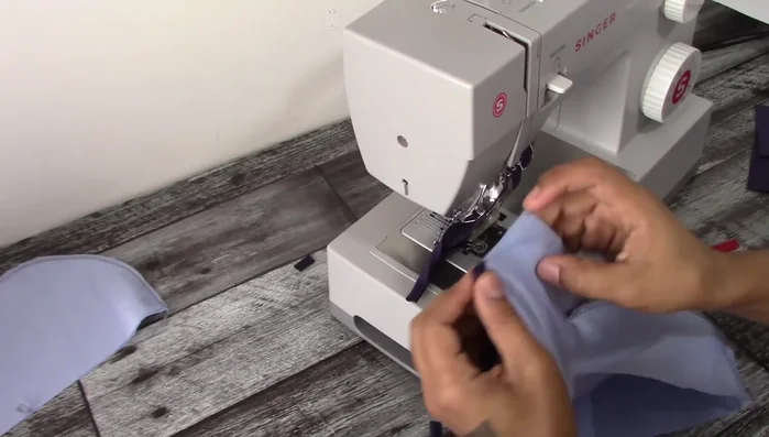 Coser la pieza inferior al borde inferior de la parte superior.