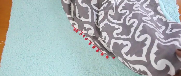 Coser todas las orillas del “sándwich”, dejando un pequeño espacio abierto para dar la vuelta.