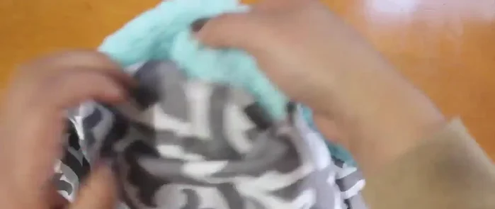 Cerrar el espacio abierto cosiendo a mano.