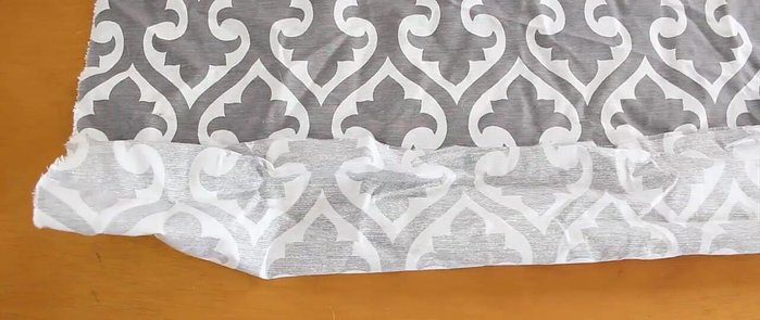 Para la cobijita, cortar una tela de loneta de tres cuartas partes del tamaño de la tela principal (ej: si la tela principal es 70x70cm, la cobijita será de 53x70cm).