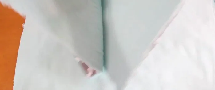 Para la cobijita, cortar una tela de loneta de tres cuartas partes del tamaño de la tela principal (ej: si la tela principal es 70x70cm, la cobijita será de 53x70cm).