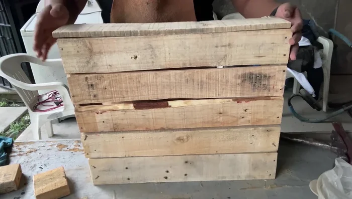 Ensamblar el respaldo: Construir el respaldo de la cama, uniéndolo al piso y los laterales.