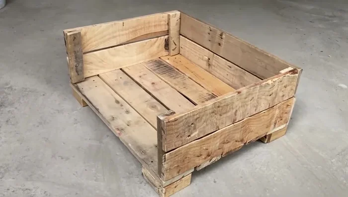 Acabado (opcional): Aplicar cera sólida oscura o pintura del color deseado y dejar secar. Retirar el exceso de cera con un trapo.