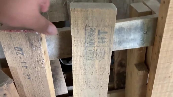 Preparación de la madera: Cortar las tablas según las medidas indicadas (7 tablas de 50 cm, 4 tablas de 40 cm, 4 tablas de 16 cm x 3 cm, y 4 piezas de madera gruesa de 8x8x3.5 cm). Lijar las tablas si es necesario.