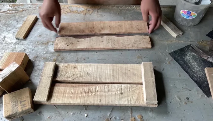 Ensamblar los laterales: Unir las tablas de 40 cm para formar los laterales de la cama.