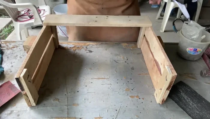 Ensamblar el piso: Unir las tablas de 50 cm para crear el piso de la cama, uniéndolas a los laterales.