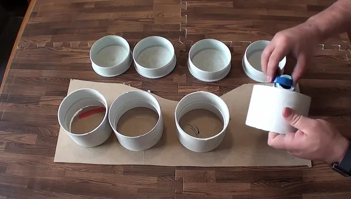 Pegar los círculos de madera MDF a las tapas.