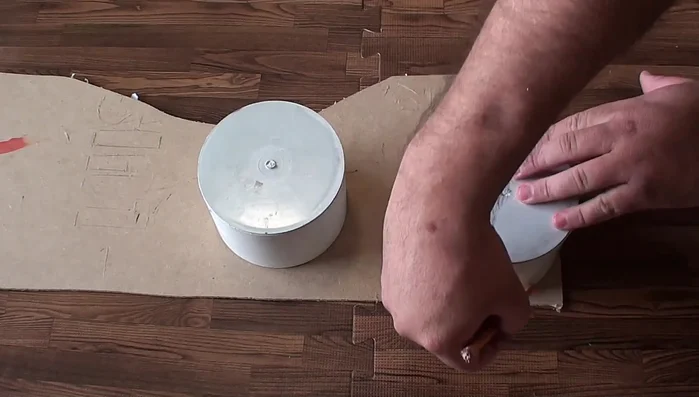 Pegar los círculos de madera MDF a las tapas.