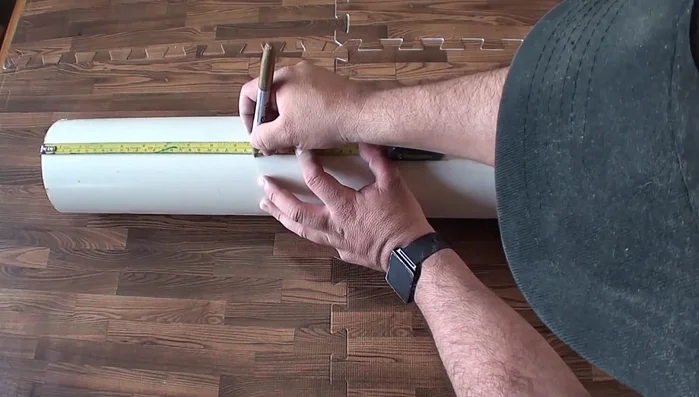 Lijar los bordes del tubo de PVC para eliminar rebabas.