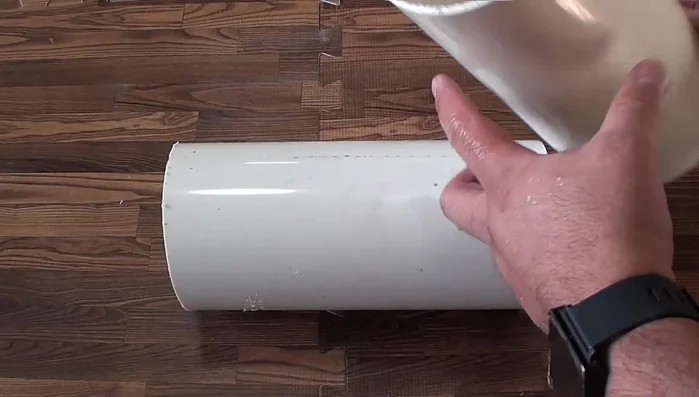 Lijar los bordes del tubo de PVC para eliminar rebabas.