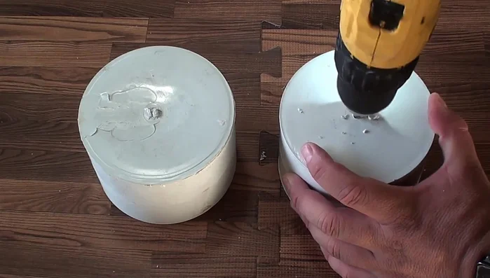 Quemar los hilos sueltos del mecate con un encendedor (opcional).