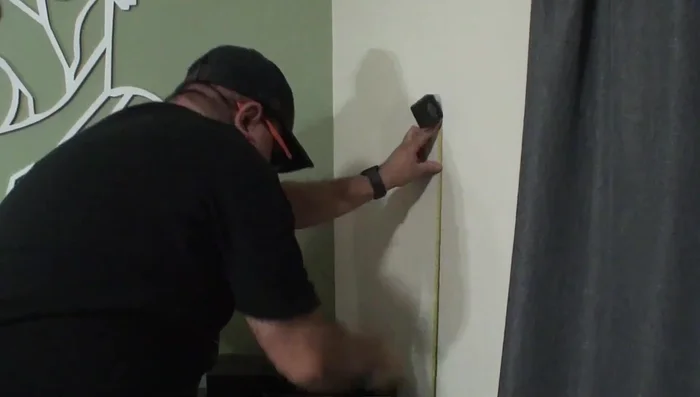 Instalar los taquetes y fijar las tapas a la pared con tornillos.