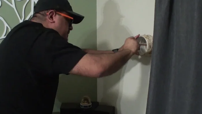 Instalar los taquetes y fijar las tapas a la pared con tornillos.