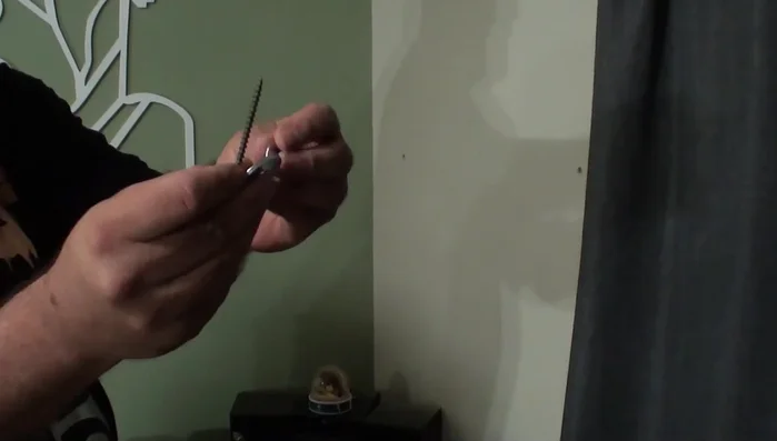 Instalar los taquetes y fijar las tapas a la pared con tornillos.