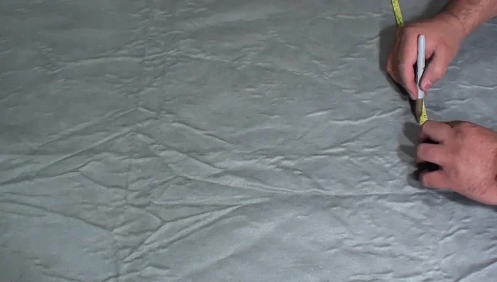 Pegar la tela a los tubos con silicón.