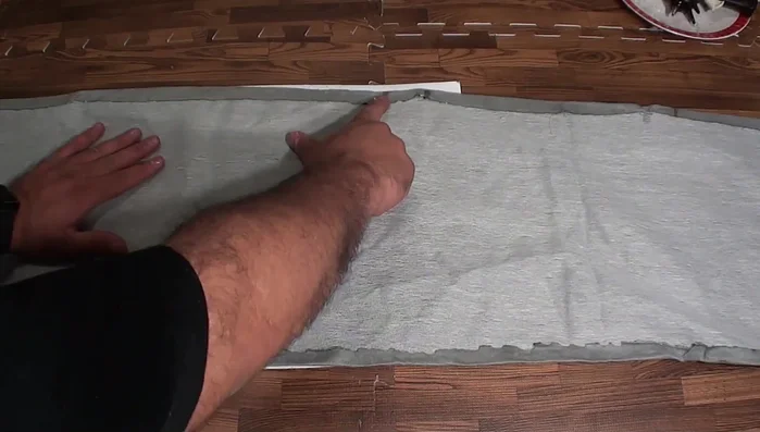 Pegar la tela a los tubos con silicón.