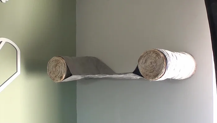 Pegar la tela a los tubos con silicón.