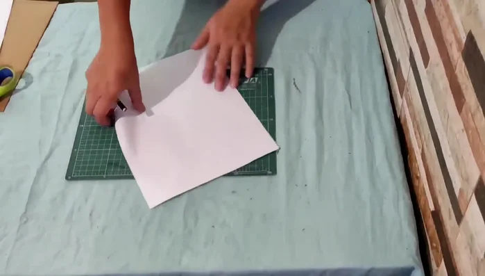 Pegar la silueta de la cabeza y cola de cartón sobre foamy (o material similar).