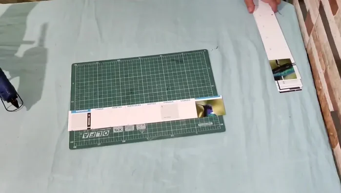 Cortar un círculo y una tira para envolver cada pata y darle mejor apariencia.