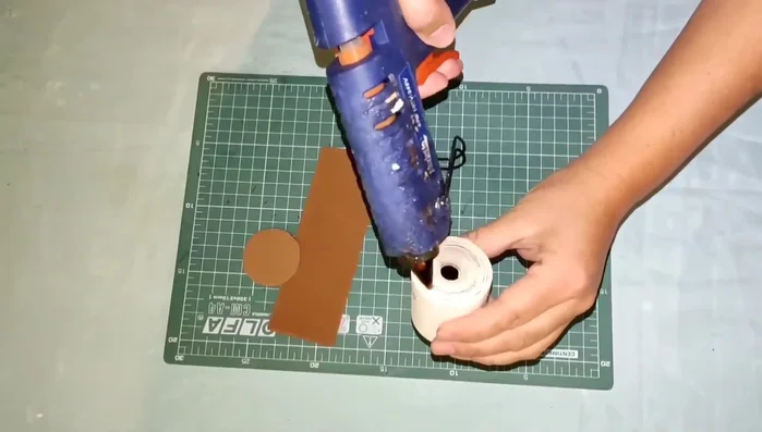 Cortar un círculo y una tira para envolver cada pata y darle mejor apariencia.