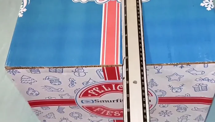 Cortar la caja con cuidado siguiendo las líneas marcadas.