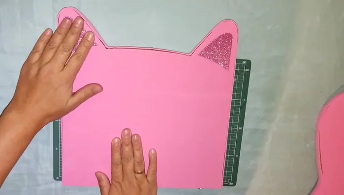 Decorar la cabeza y cola del gato con foamy u otros materiales (orejas, ojos, nariz, bigotes).