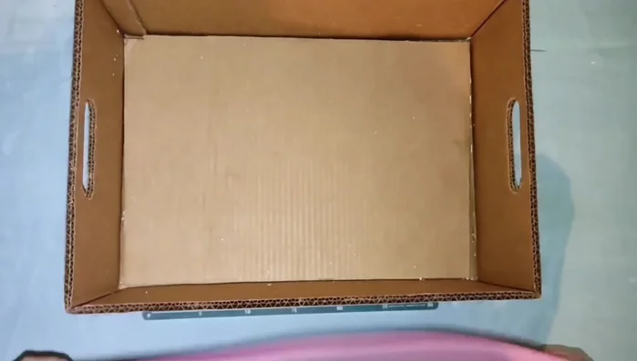 Decorar la caja con cartulina, pinturas o materiales de su preferencia.