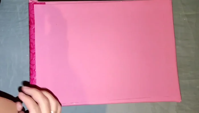 Añadir una alfombrita o cojín pequeño dentro de la cama.