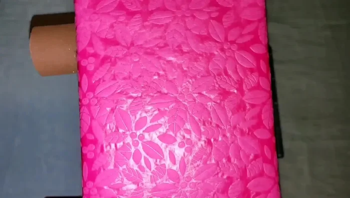 Añadir una alfombrita o cojín pequeño dentro de la cama.