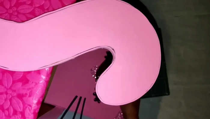 Añadir una alfombrita o cojín pequeño dentro de la cama.