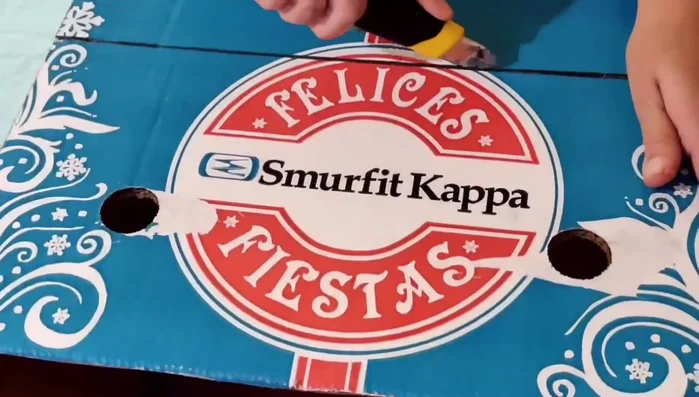 Cortar la caja con cuidado siguiendo las líneas marcadas.