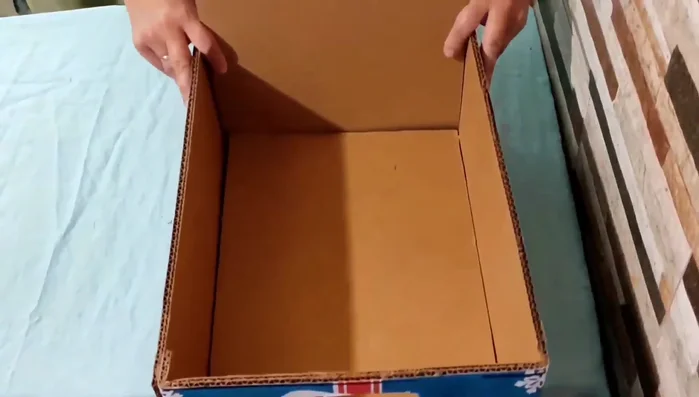 Pegar la silueta de la cabeza y cola de cartón sobre foamy (o material similar).