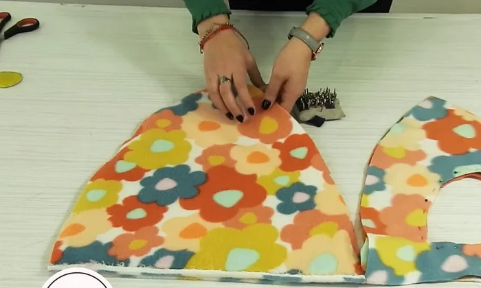 Armar las piezas completas: Colocar la espumita entre capas de polar, dejando el frente del polar sobre la parte superior e inferior. Coser alrededor.