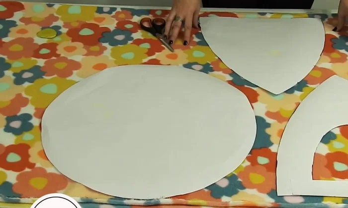 Ubicar los moldes en la tela y cortar seis partes de la entrada del iglú, dos partes de la base y tres piezas para el almohadón. Dejar un margen de 2 centímetros alrededor de cada molde.