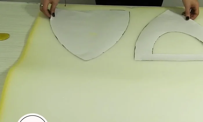 Cortar las piezas de espumita. Cortar una pieza del frente y tres piezas enteras al borde del molde sin margen.