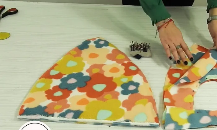 Armar la entrada del iglú: Enfrentar derecho con derecho del polar en la parte del frente. Coser alrededor con máquina. Dar vuelta para que la entrada quede prolija.