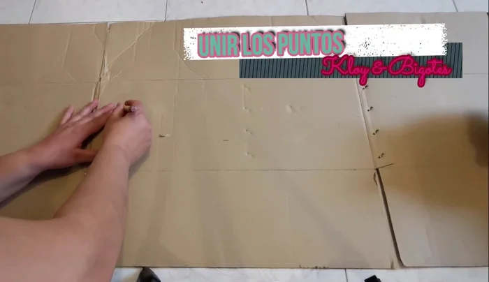 Cortar la caja: Unir los puntos marcados y cortar con cuidado usando una regla y un cúter para obtener cortes rectos. (Precaución: Supervisión de adultos para menores de 12 años)