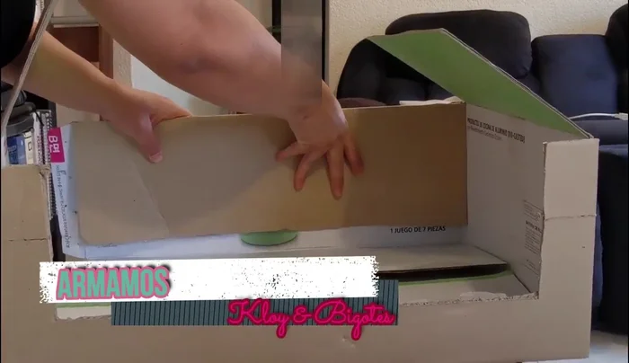 Pegar la parte trasera: Pegar el respaldo del sofá usando resistol blanco y dejar secar completamente.