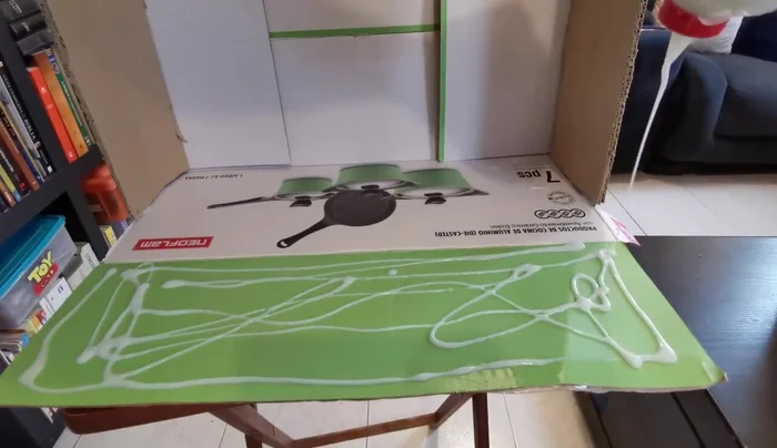 Pegar la parte trasera: Pegar el respaldo del sofá usando resistol blanco y dejar secar completamente.