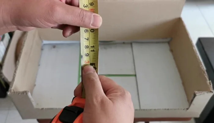 Rellenar el asiento: Pegar las tiras de cartón de huevo en la base del asiento con resistol, compactándolas lo más posible para crear un asiento firme y duradero. Sellar los bordes con más pegamento para mayor resistencia.