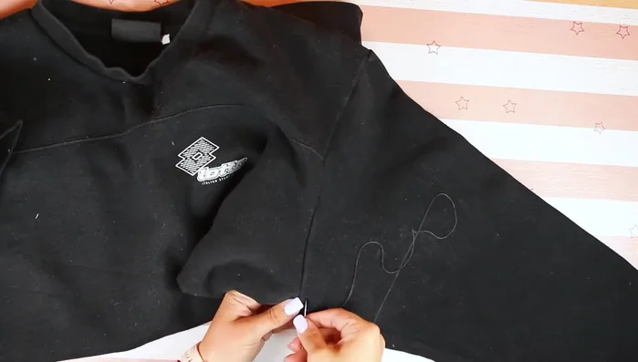 Unir el cuello de la sudadera con una puntada.