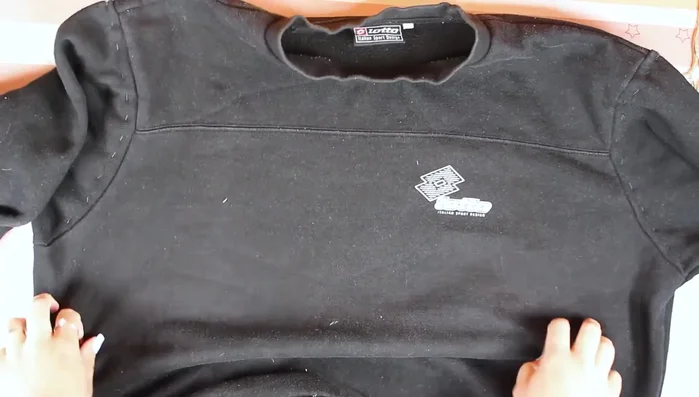 Unir el cuello de la sudadera con una puntada.