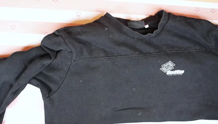 Rellenar la sudadera con la guata por el hueco del cuello.