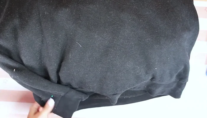 Unir la zona de los brazos y la zona central de la cama con puntadas.