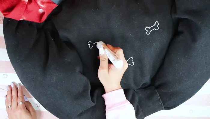 Decorar la cama con rotulador textil con glitter (opcional).