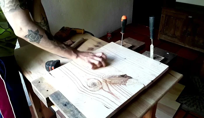 Unión de las paredes con tornillos para una fijación segura.