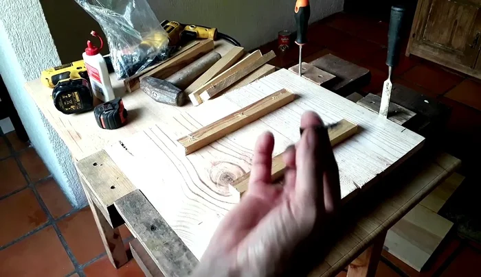 Unión de las paredes con tornillos para una fijación segura.