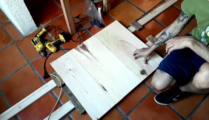 Fijación de las tablas del piso al bastidor.