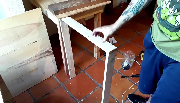 Fijación de las tablas del piso al bastidor.